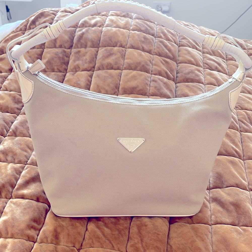 Prada 💯 Authentic hand bag